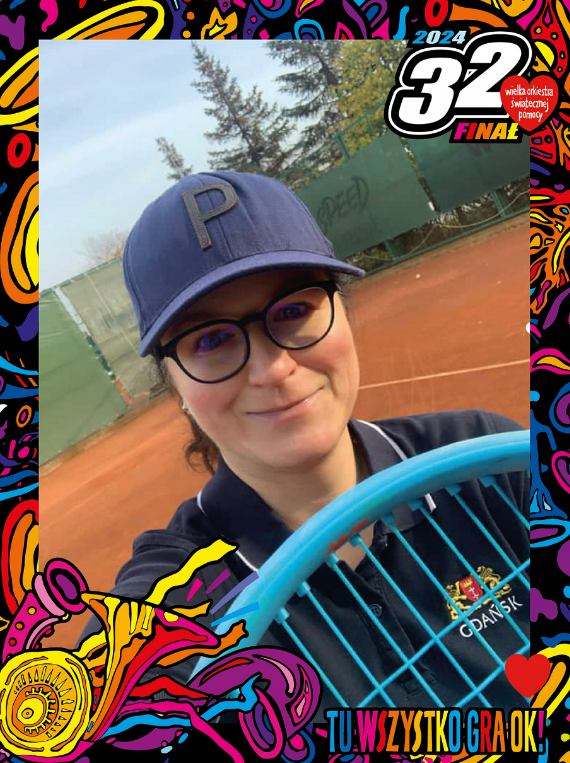 selfie kobiety w okularach i w czapce z daszkiem z rakietą tenisową na korcie