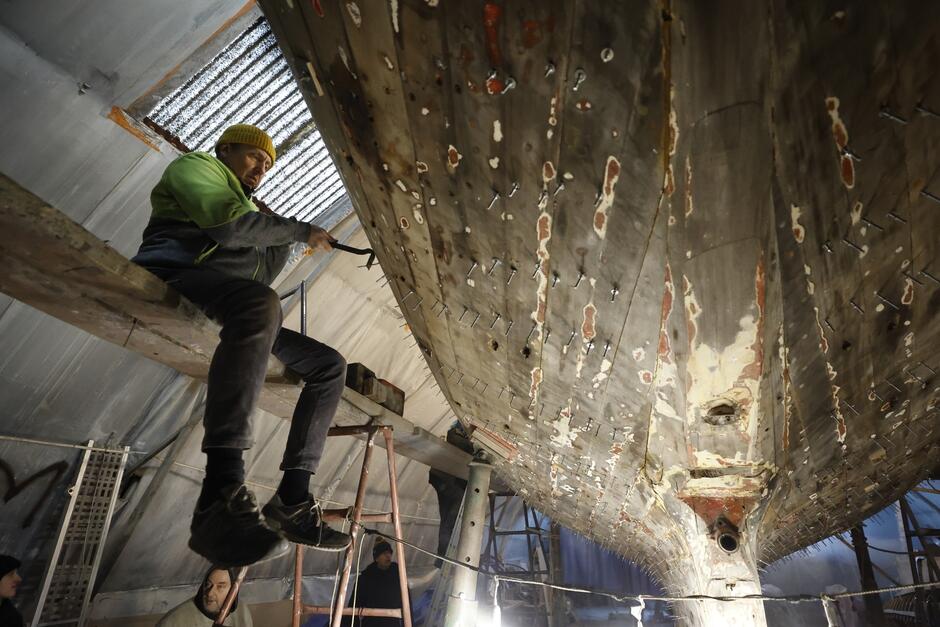 Zdjęcie przedstawia kadłub jachtu od dołu