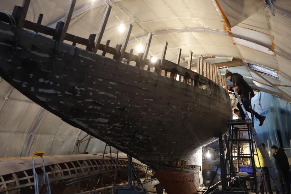 Widok kadłuba remontowanego jachtu