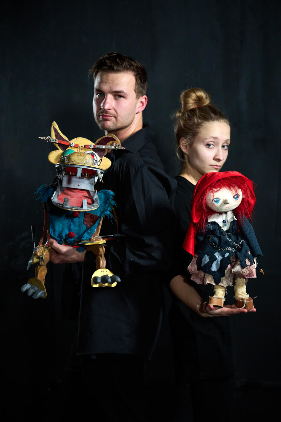 mężczyzna i kobieta pozują z artystycznymi lalkami