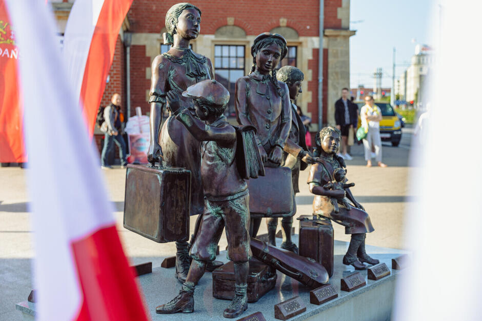 pomnik przedstawiający czwórkę dzieci z walizkami