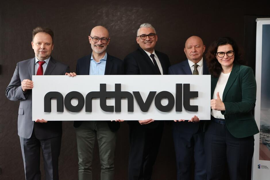 wymienione osoby pozują trzymając planszę z logo firmy Northvolt