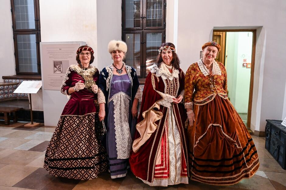 Cztery kobiety w strojach z XVIII wieku