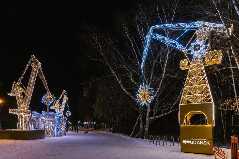 na zdjęciu kilka iluminacji świątecznych przypominających stoczniowe dźwigi i suwnicę