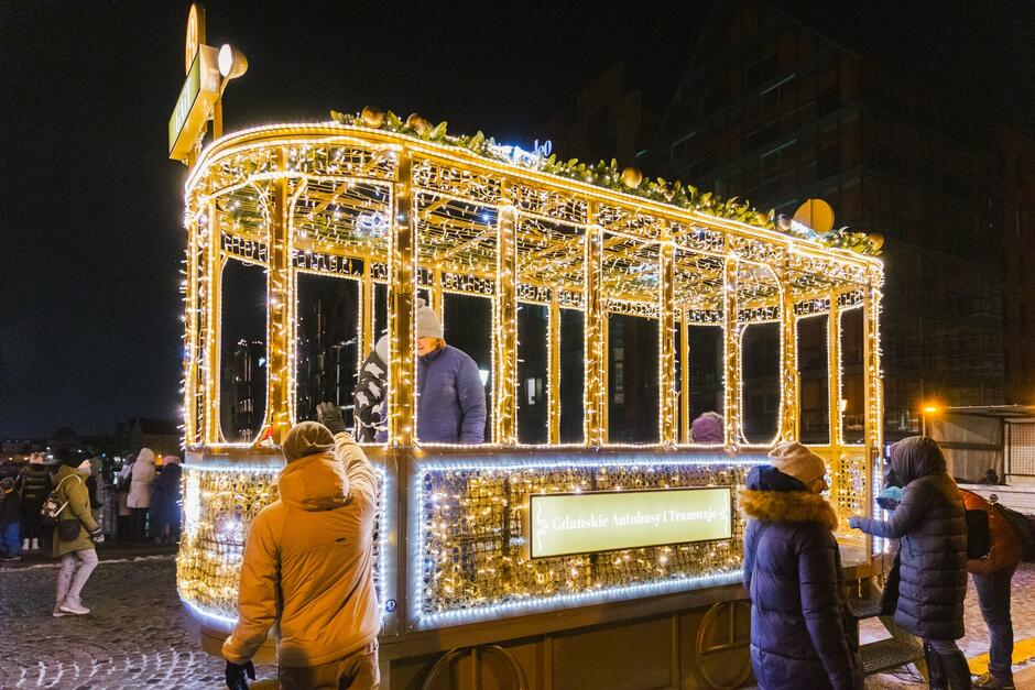 iluminacja w kształcie starego tramwaju