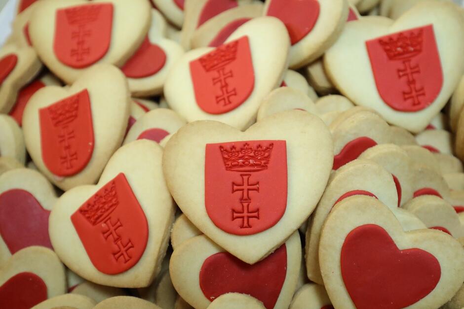 ciasteczka maślane w kształcie serc z czerwonym lukrem w kształcie herbu Gdańska