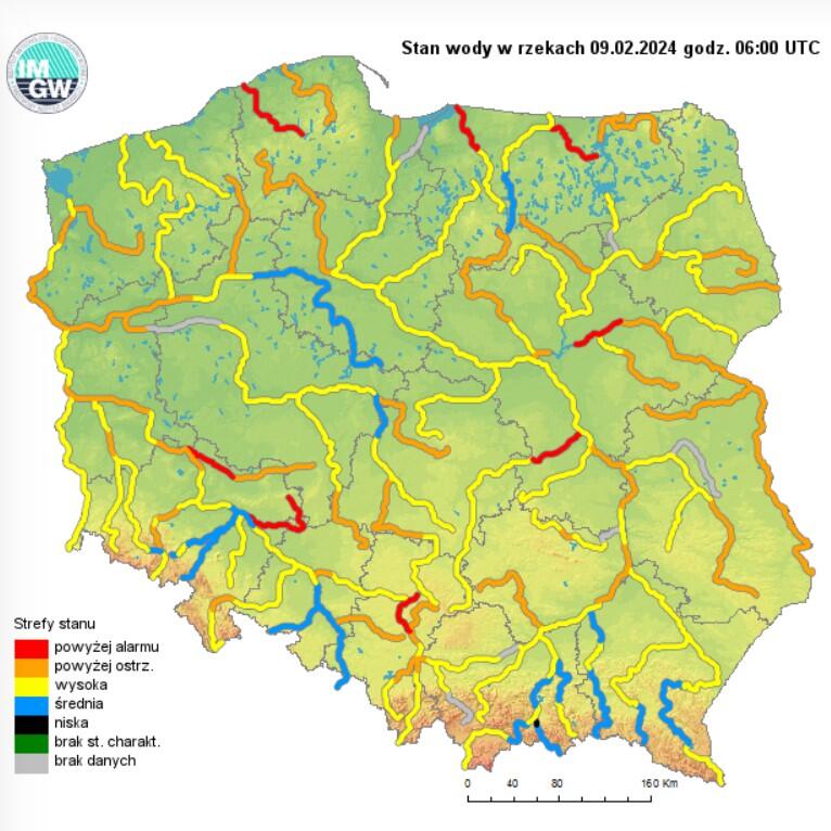 Kontur polskiej mapy, z zaznaczonymi przy pomocy kolorowych kresek liniami rzek - kolory oznaczają stan wody w rzekach: od normalnego po alarmowy 