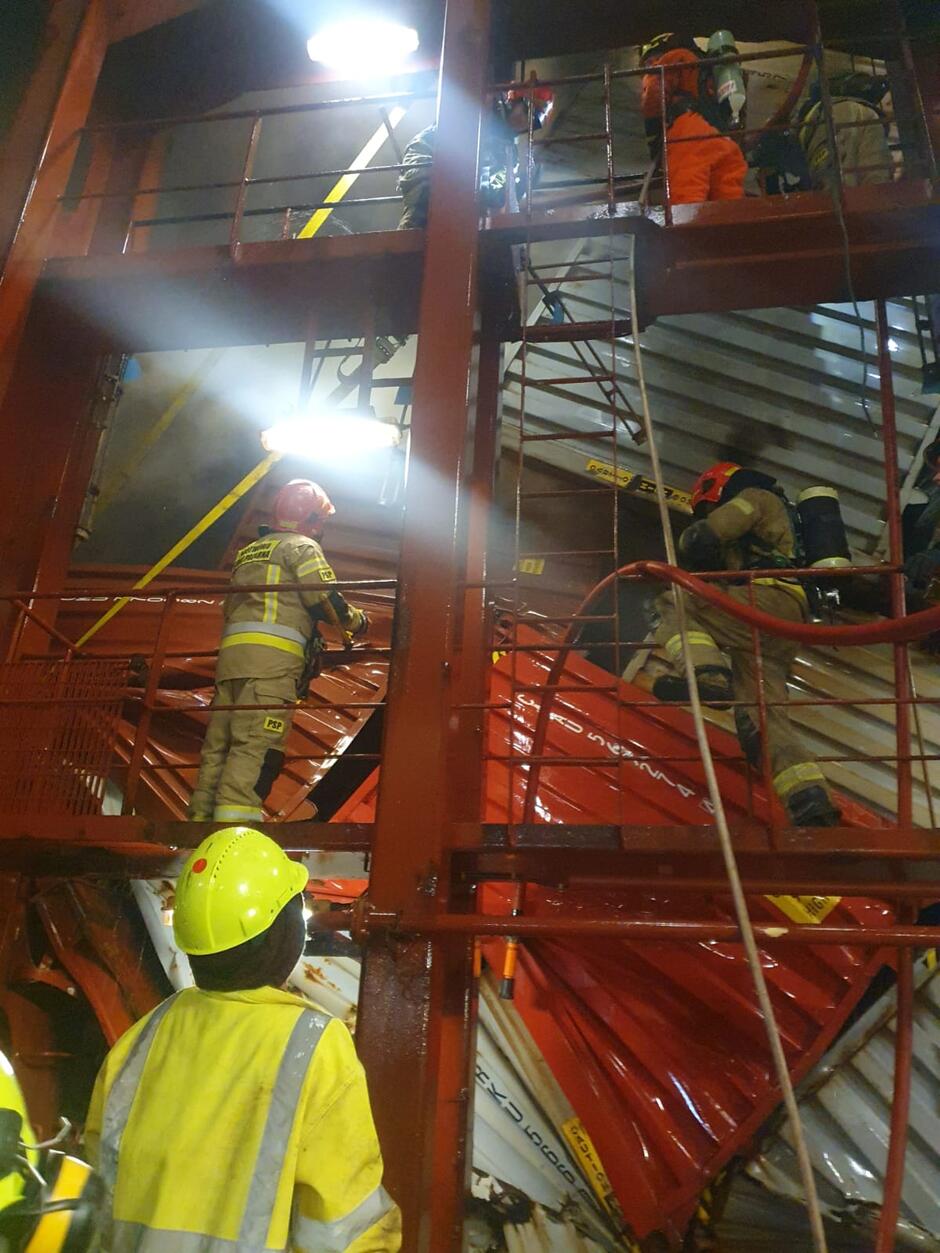 strażacy na piętrach kontenerowca