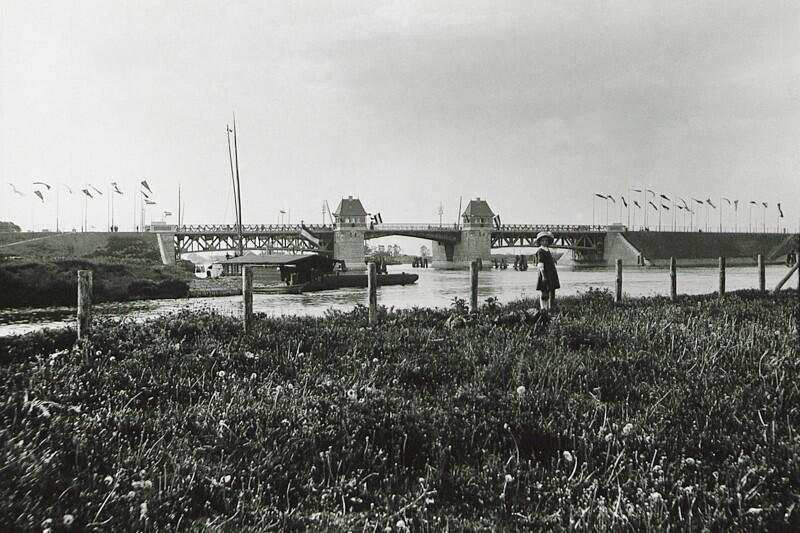 Stare zdjęcie mostu, zrobione z odległości co najmniej 200 metrów