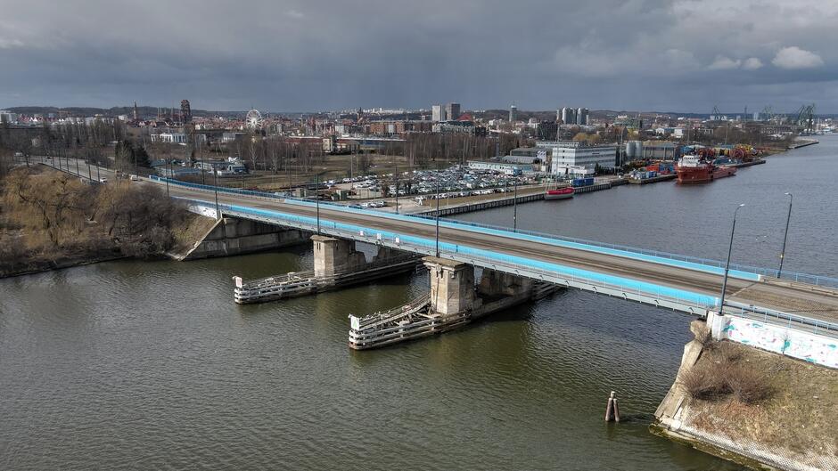 Wykonane z drona zdjęcie mostu i znajdującej się pod nim rzeki