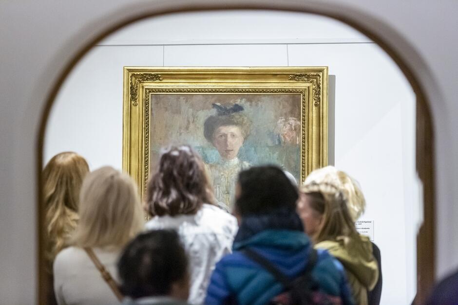 portret kobiety, przed nim oglądający