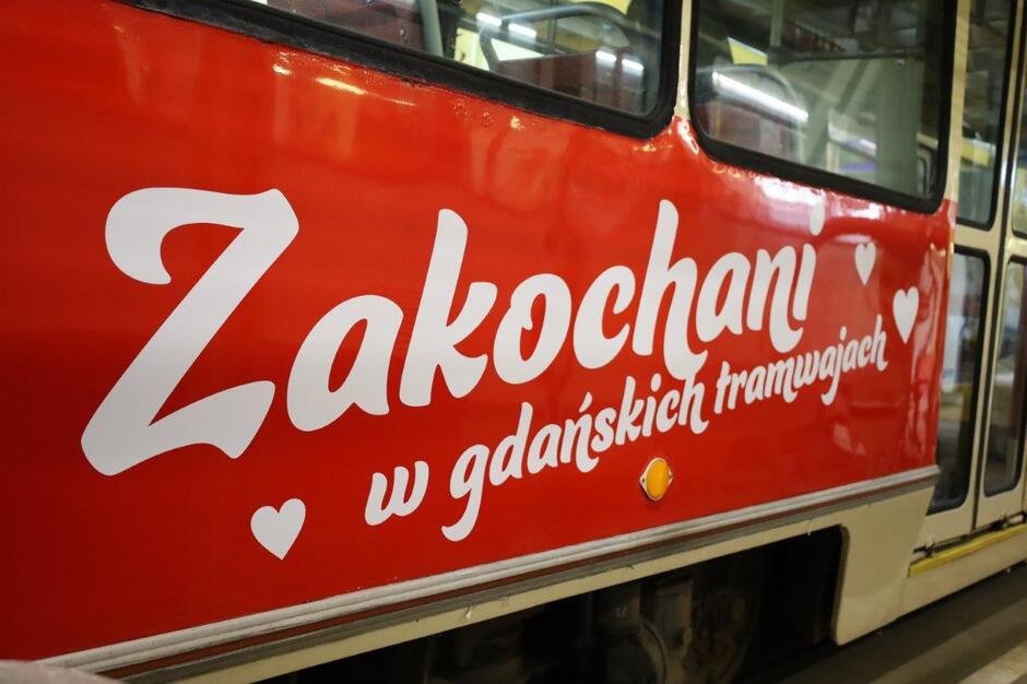 czerwony bok tramwaju z napisem zakochani w gdańskich tramwajach