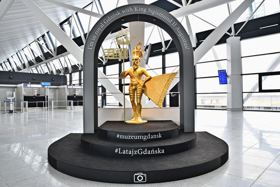 opisywana figura stoi w terminalu lotniska