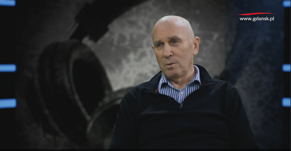 starszy mężczyzna w studiu nagraniowym