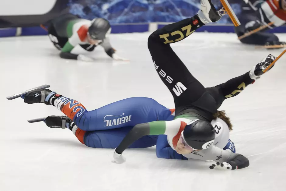 lodowisko, jeden łyżwiarz zawodowy upada na drugiego