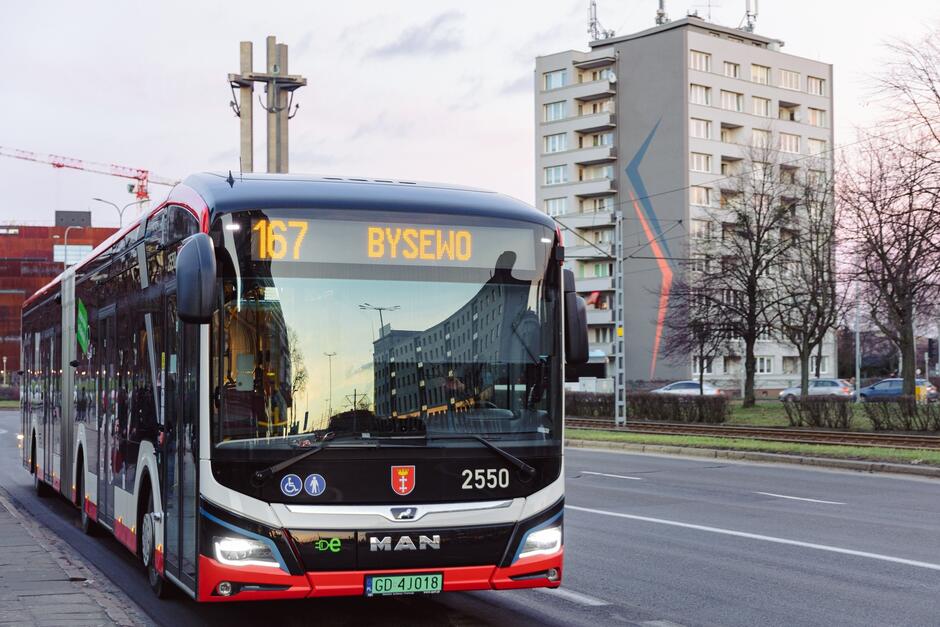 Zdjęcie przedstawia autobus miejski na przystanku dla pasażerów