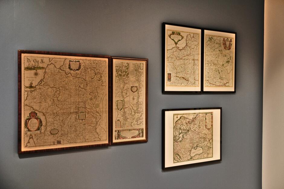 ekspozycja map na ścianach