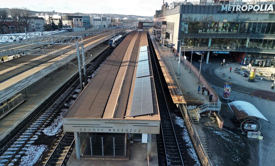 widok dachu peronu kolejowego