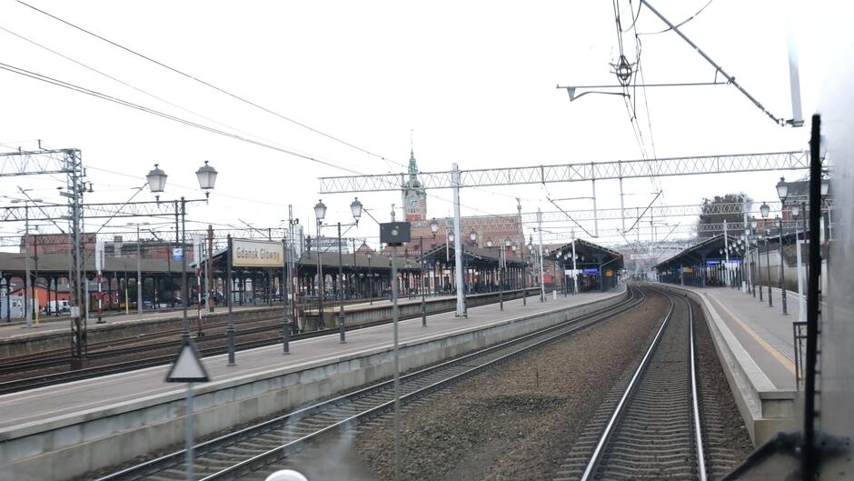 Tory kolejowe, perony i budynek dworca (widok z czoła pociągu - miejsca maszynisty)