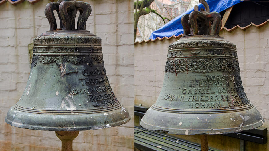 Zdjęcie przedstawia dwa widoki starego dzwonu z brązu z inskrypcjami, wystawionego na zewnątrz na tle jasnej ściany. Po lewej stronie inskrypcja głosi ANNO 1679 GEGOSSEN IN DANZIG  powyżej dekoracyjnego pasa, z dalszymi napisami, które wydają się być imionami:  GABRIEL ,  THEOPHILUS ,  JOHANN CHRIST  oraz  FRIEDRICH ANTONIUS . Po prawej stronie część dzwonu przedstawia podobne elementy dekoracyjne i więcej imion, w tym  GABRIEL LORENTZ ,  JOHANN FRIEDRICH DINGELDEI  oraz  JOHANN DOBRANICH . Dzwon nosi ślady starzenia i działania warunków atmosferycznych, z nalotem patyny na swojej powierzchni. Górna część dzwonu ma tradycyjny zakrzywiony kształt z widocznym wewnątrz metalowym sercem