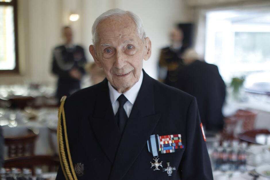 Starszy siwy mężczyzna w mundurze marynarki wojennej