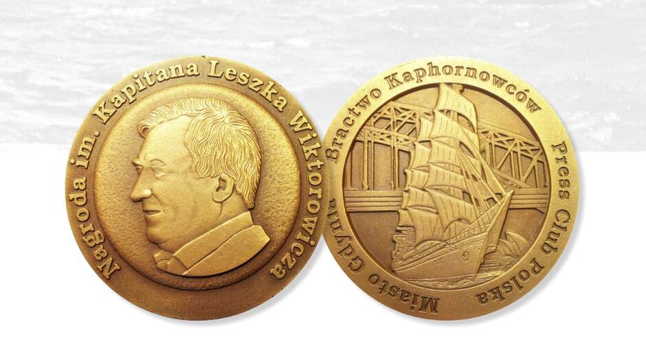 Dwie strony medalu, który jest koloru złotego. Z jednej strony podobizna głowy kapitana Wiktorowicza, z drugiej - podobizna żaglowca Dar Młodzieży