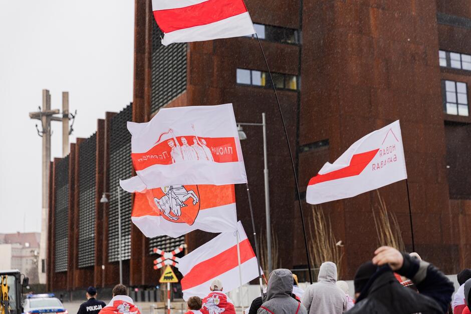 na zdjęciu ludzie idący w marszu, widać wiele białoruskich flag w kolorze biało czerwonym