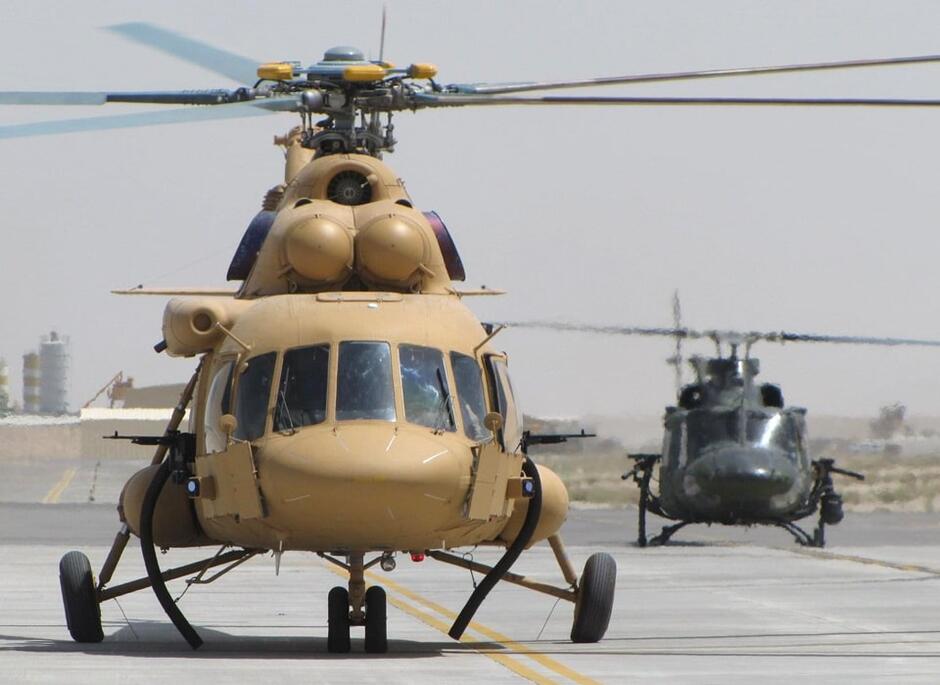 Dwa helikoptery wojskowe stoją na płycie lotniska
