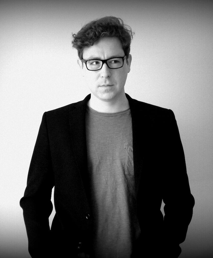czarno-białe zdjęcie mężczyzny w okularach
