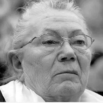 Czarno-białe portretowe zdjęcie starszej kobiety w okularach: twarz 