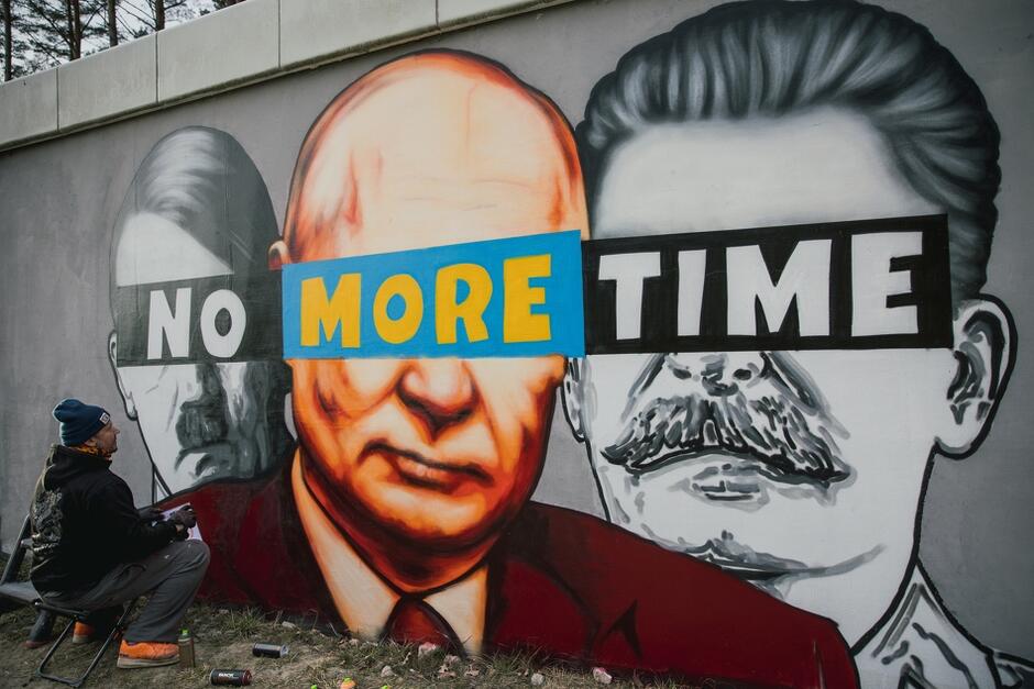 mural z portretami trzech światowych dyktatorów z paskami na oczach z napisem no more time