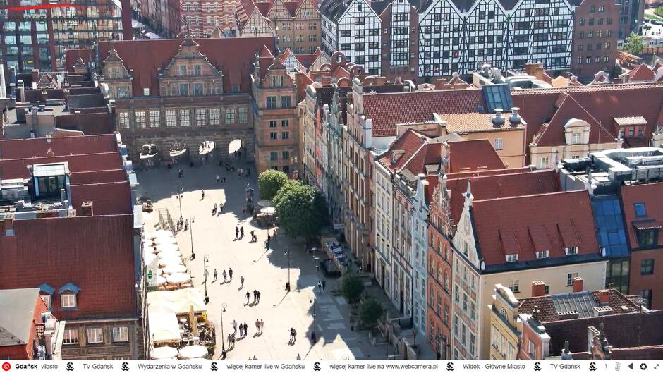 Zrzut ekranu z kamery miejskiej. Widok na plac miejski i stare kamienice wokół.