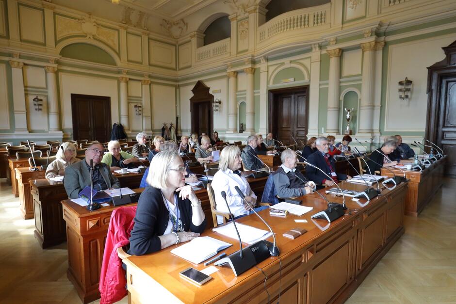 Sesje Gdańskiej Rady Seniorów odbywają się w Nowym Ratuszu. Na zdjęciu radni-seniorzy podczas VI sesji pierwszej kadencji. Fot Grzegorz Mehring