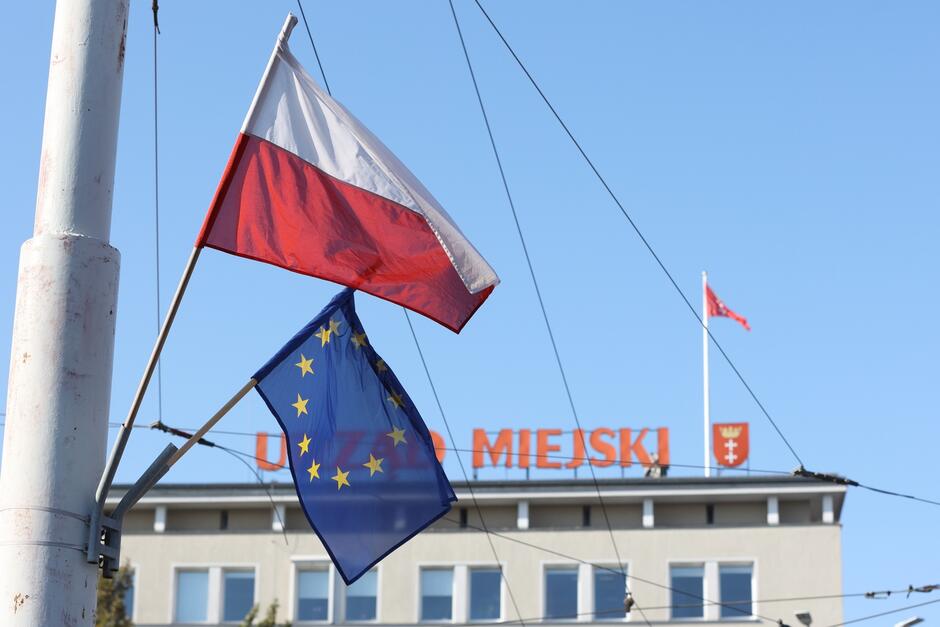 Budynek Urzędu Miejskiego w Gdańsku z widocznymi flagami Polski, Europy i Gdańska 