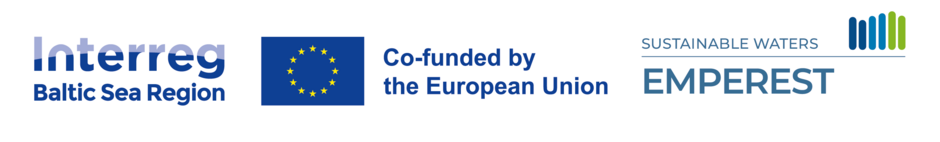 Zdjęcie przedstawia logotypy oraz napisy związane z projektem EMPEREST i jego finansowaniem. Od lewej do prawej znajdują się: Logo programu Interreg Baltic Sea Region – napis "Interreg" w odcieniach niebieskiego oraz napis "Baltic Sea Region" poniżej. Flaga Unii Europejskiej z dwunastoma żółtymi gwiazdami na niebieskim tle oraz napis "Co-funded by the European Union" po prawej stronie. Logo projektu SUSTAINABLE WATERS EMPEREST – składające się z napisu "SUSTAINABLE WATERS" oraz "EMPEREST" poniżej, obok którego znajduje się symbol graficzny przedstawiający słupki w odcieniach niebieskiego i zielonego. Całość jest na białym tle i prezentuje informacje o współfinansowaniu projektu przez Unię Europejską w ramach programu Interreg Baltic Sea Region.