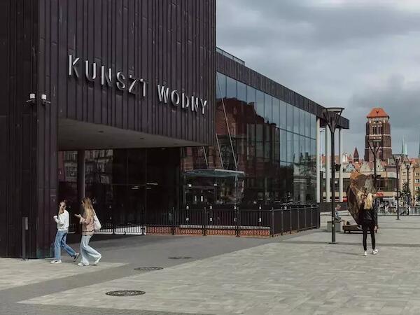 Budynek Kunsztu Wodnego jako nowa siedziba Instytutu Kultury Miejskiej w Gdańsku. W tle widoczne kamienice przy Targu Węglowym i wieża Bazyliki Mariackiej.