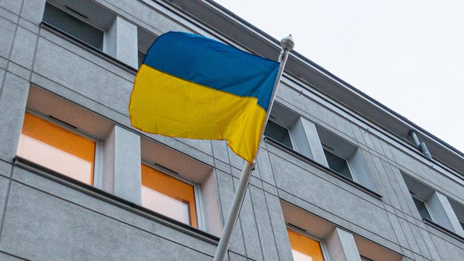 Niebiesko-żółta flaga powiewająca na ścianie budynku