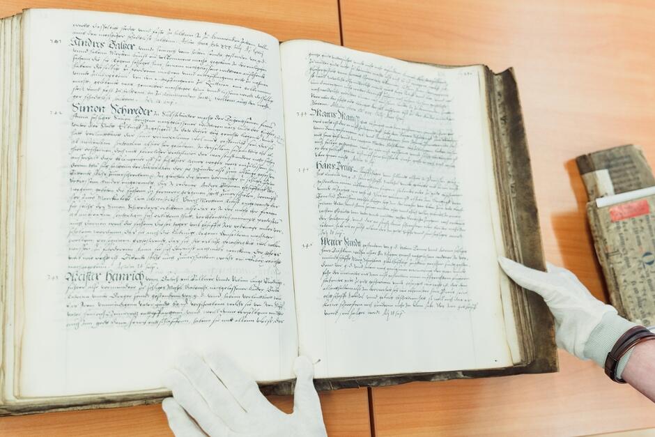 Strony średniowiecznej księgi 