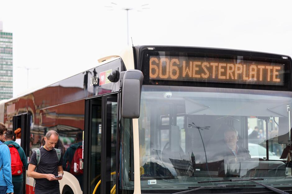Na zdjęciu widać przednią szybę autobusu z numerem 606 