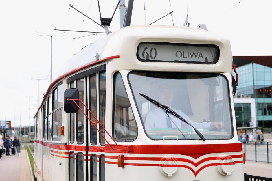 Na zdjęciu widać zabytkowy tramwaj biało czerwony z numerem 60