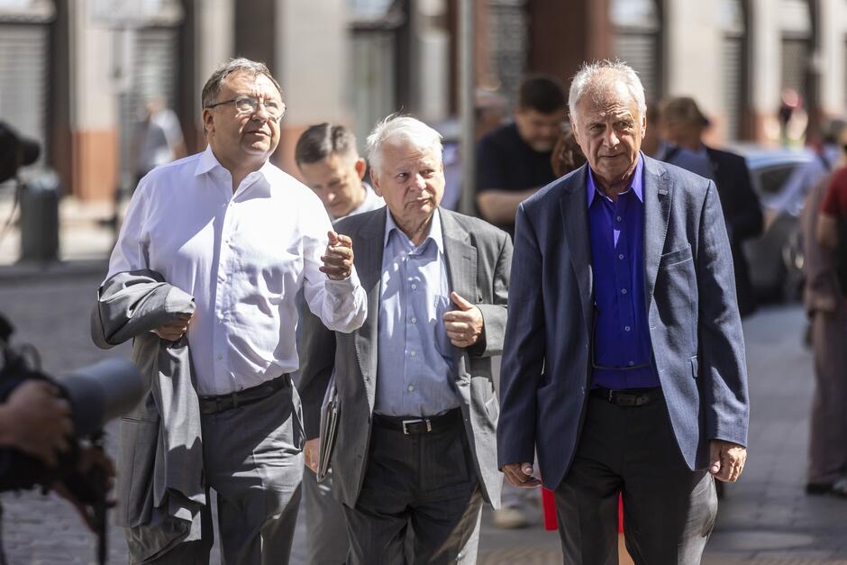 Trzej mężczyźni podczas spaceru w mieście