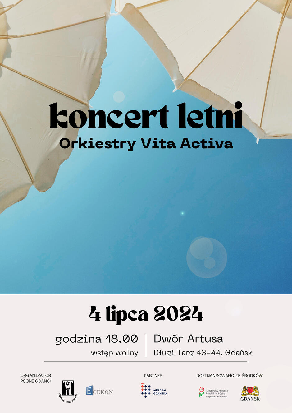 Na plakacie zapowiedziany jest letni koncert Orkiestry Vita Activa, który odbędzie się 4 lipca 2024 roku o godzinie 18:00 w Dworze Artusa w Gdańsku. Plakat przedstawia niebieskie niebo z fragmentem białego parasola, a na dole znajdują się logotypy organizatora, partnerów oraz informacja o dofinansowaniu