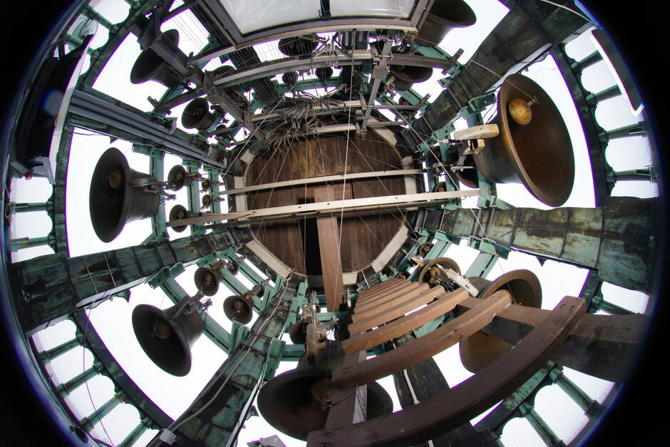 Zdjęcie przedstawia widok od dołu na dzwony carillonu i sklepienie szczytu wieży Ratusza 