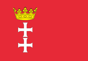 Flagę Miasta Gdańska stanowi prostokątny czerwony płat tkaniny z umieszczonymi po obu jej stronach złotą koroną i pod nią dwoma równoramiennymi srebrnymi krzyżami w słup, osią w 1/3 od drzewca.