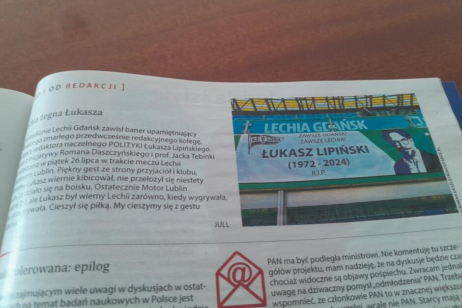 Zdjęcie strony tygodnika z widokiem banera na stadionie i tekstem. Tytuł: Lechia żegna Łukasza