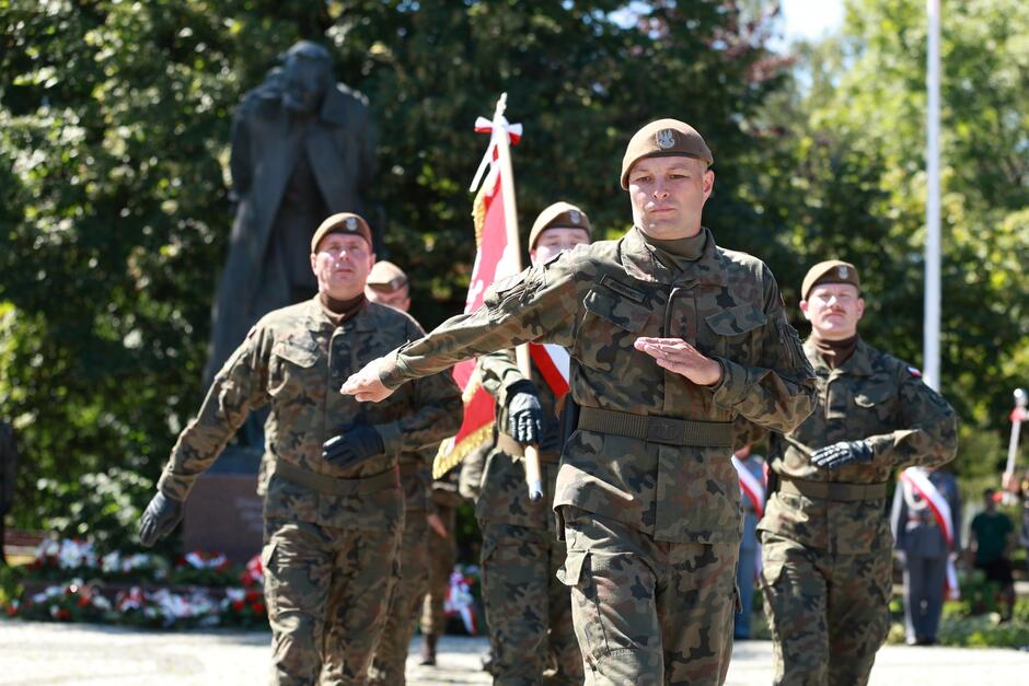 na zdjęciu umundurowani w pełni żołnierze, maszerują, maja na sobie mundury moro