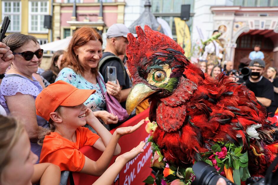 wielka maskotka koguta żegna dzieci i przybyłych