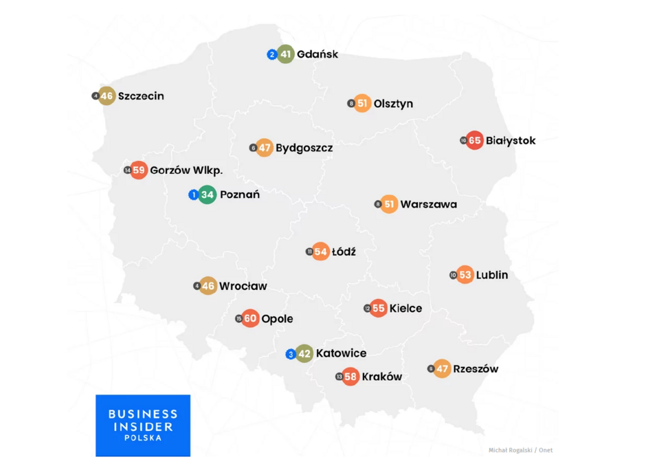 Grafika z mapą Polski z zaznaczonymi miastami, obok których widnieją liczby w różnych kolorach