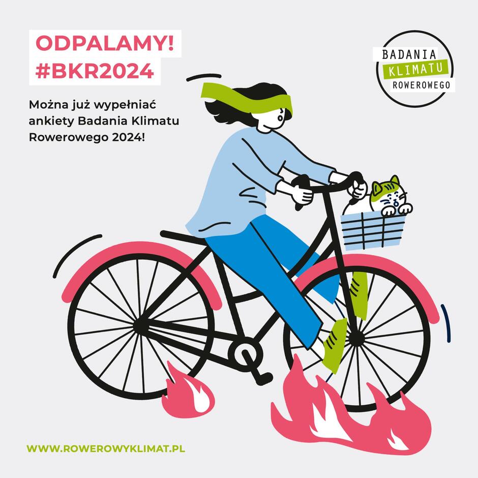 Na grafice widzimy rysunkową postać osoby jadącej na rowerze, z koszykiem, w którym siedzi kot, a koła roweru są stylizowane na płomienie, co symbolizuje dynamikę i energię. Tekst obok informuje o możliwości wypełnienia ankiety w ramach Badania Klimatu Rowerowego 2024, zachęcając do udziału poprzez hasło Odpalamy! #BKR2024 .