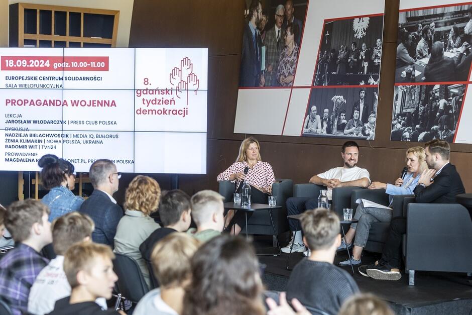 debatujący ludzie w fotelach 